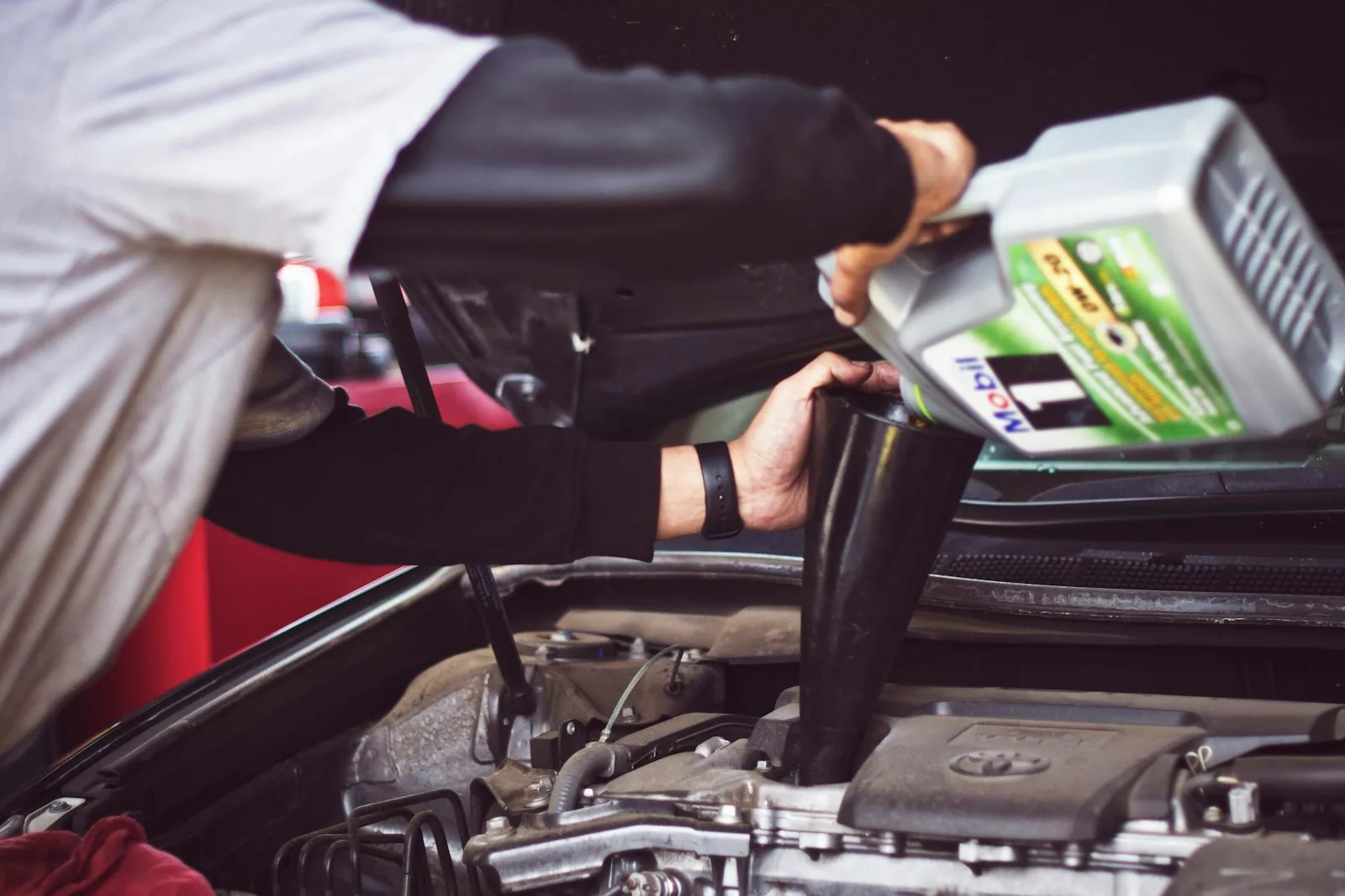 Profissional trabalhando em uma oficina automotiva moderna