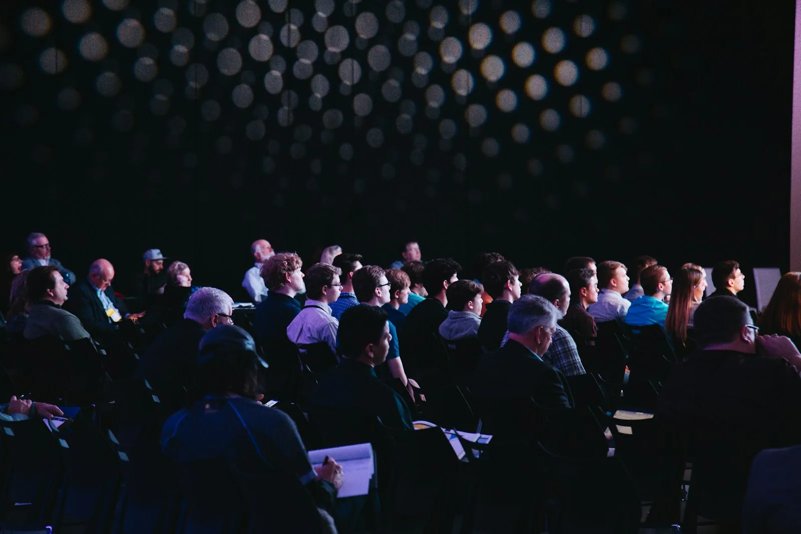 Plateia em um evento de negócios do setor automotivo