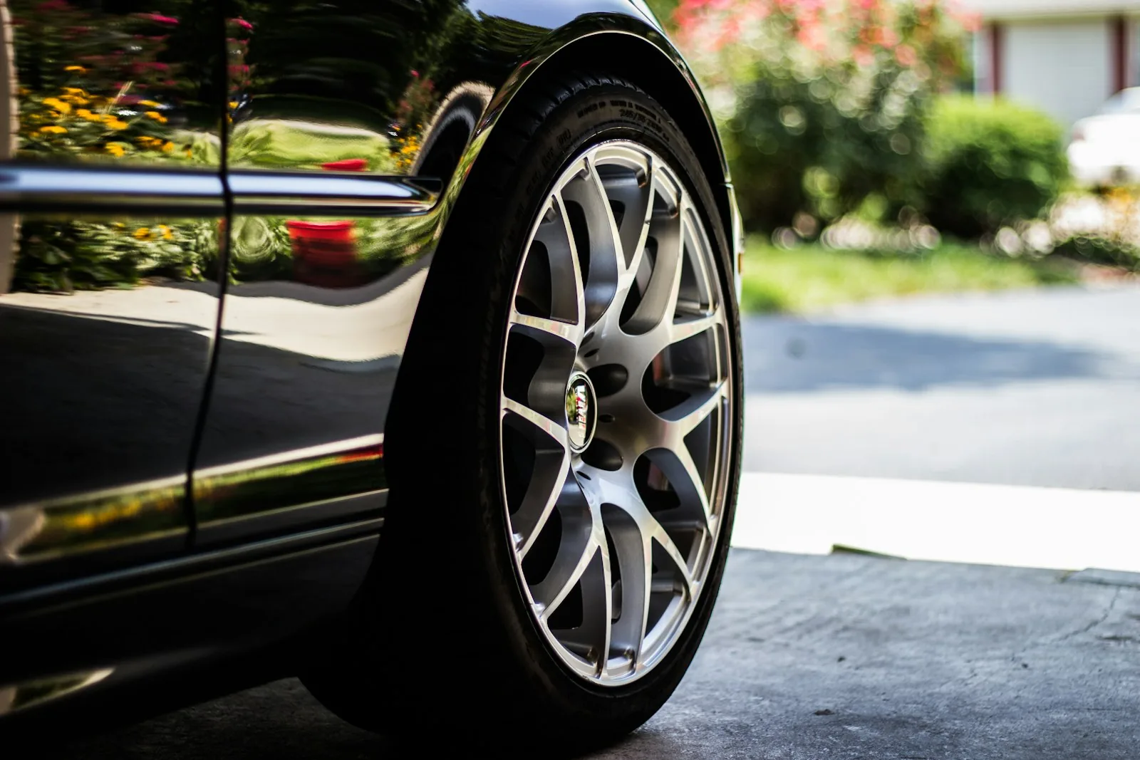 Roda e pneu de um carro em destaque — busca por veículo no e-commerce automotivo